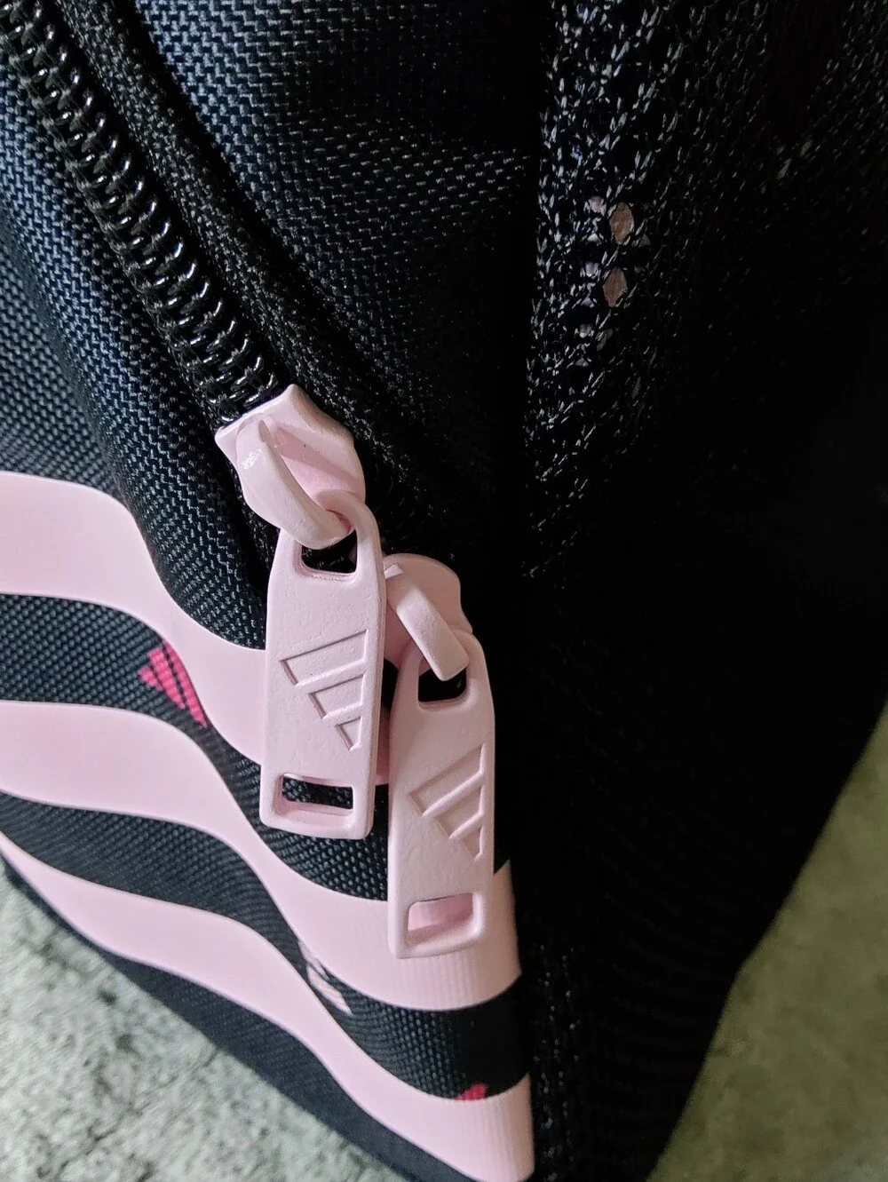 * Adidas Unisex Santiago 3 Logo Lunch Office College Bag Black/Pink